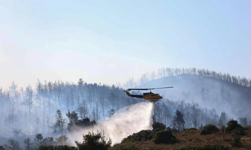 Φωτιά στα Βίλια: Συνεχίζεται ο αγώνας για την κατάσβεση στην Κάζα